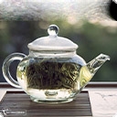 Белый чай Свое название белый чай получил из-за серебристых ворсинок на почках на тыльной стороне листьев, сохраняющихся после обработки. Другие виды чаев в процессе скручивания и ферментации теряют эти нежные ворсинки. Основная идея белого чая — сохранить чайный лист в том виде, в котором он растѐт ...